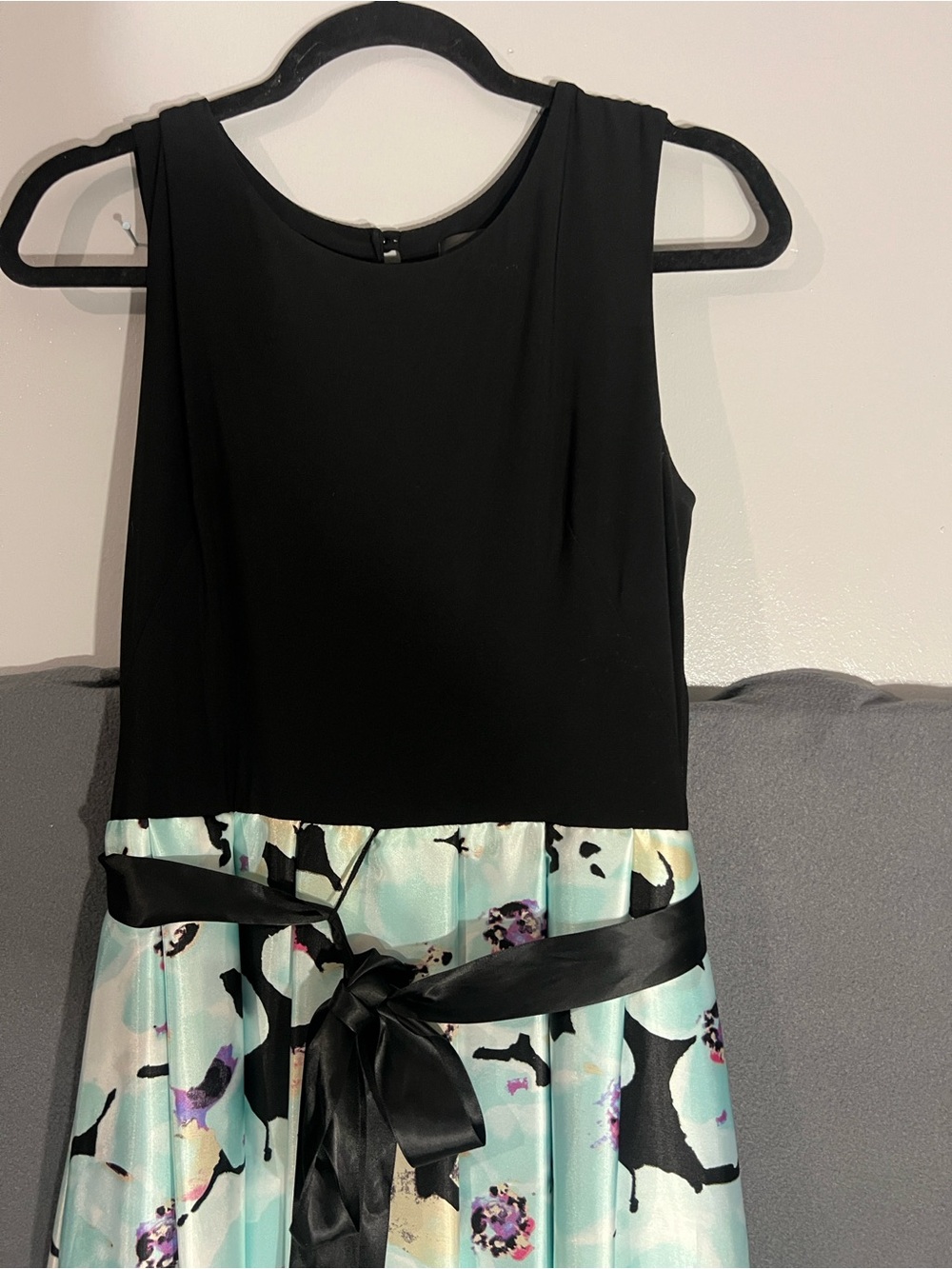 Betzy & Adam
box pleated gown size 8
